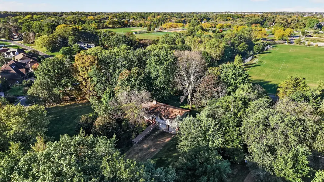 9270 Kiowa TRL, Chanhassen, MN 55317