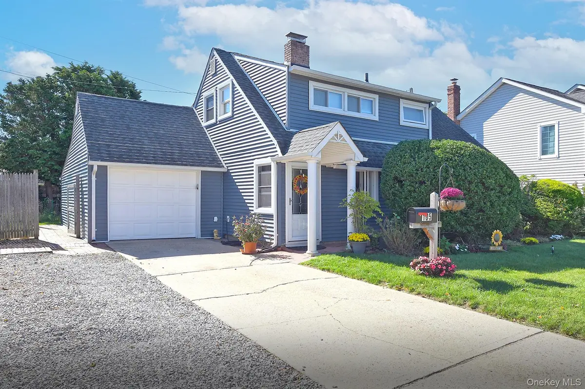 105 Bucket LN, Levittown, NY 11756