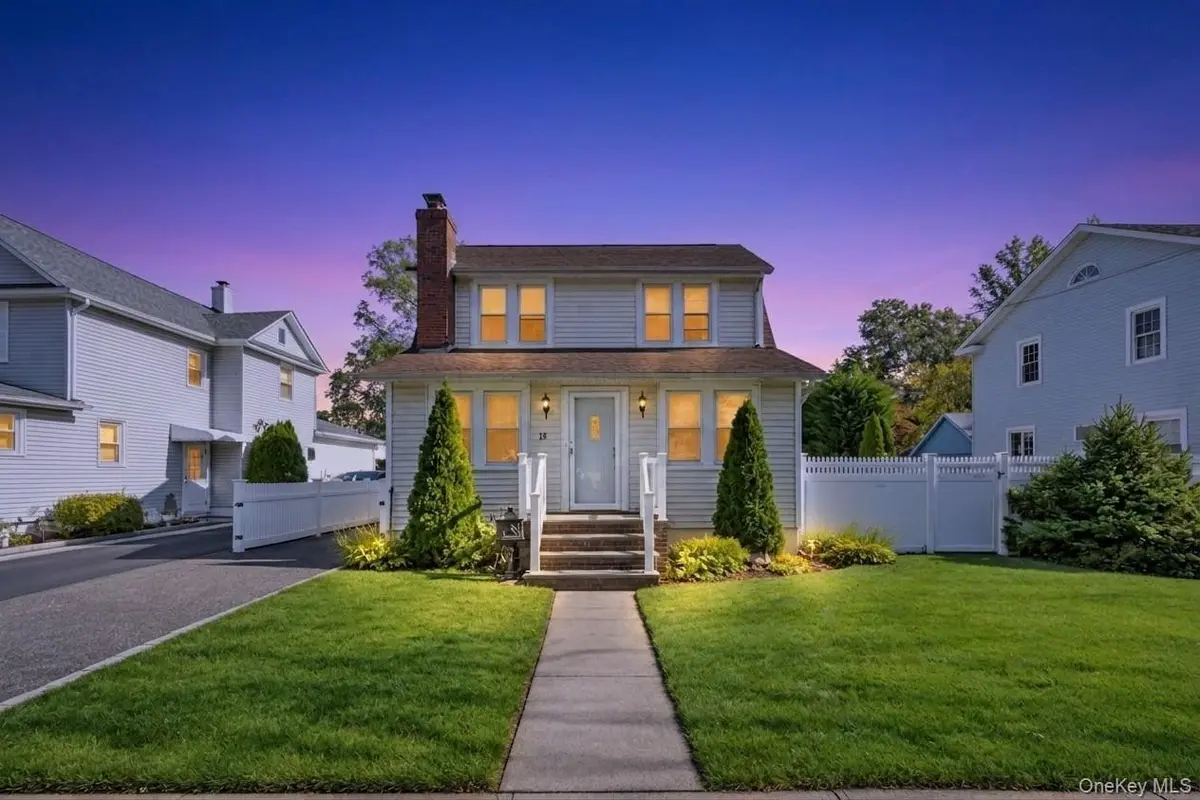 15 Harding AVE, Hicksville, NY 11801