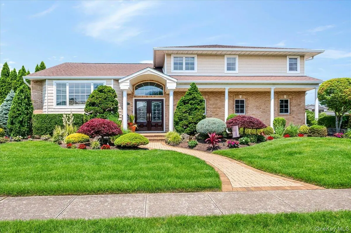 11 Knell DR, Massapequa Park, NY 11762