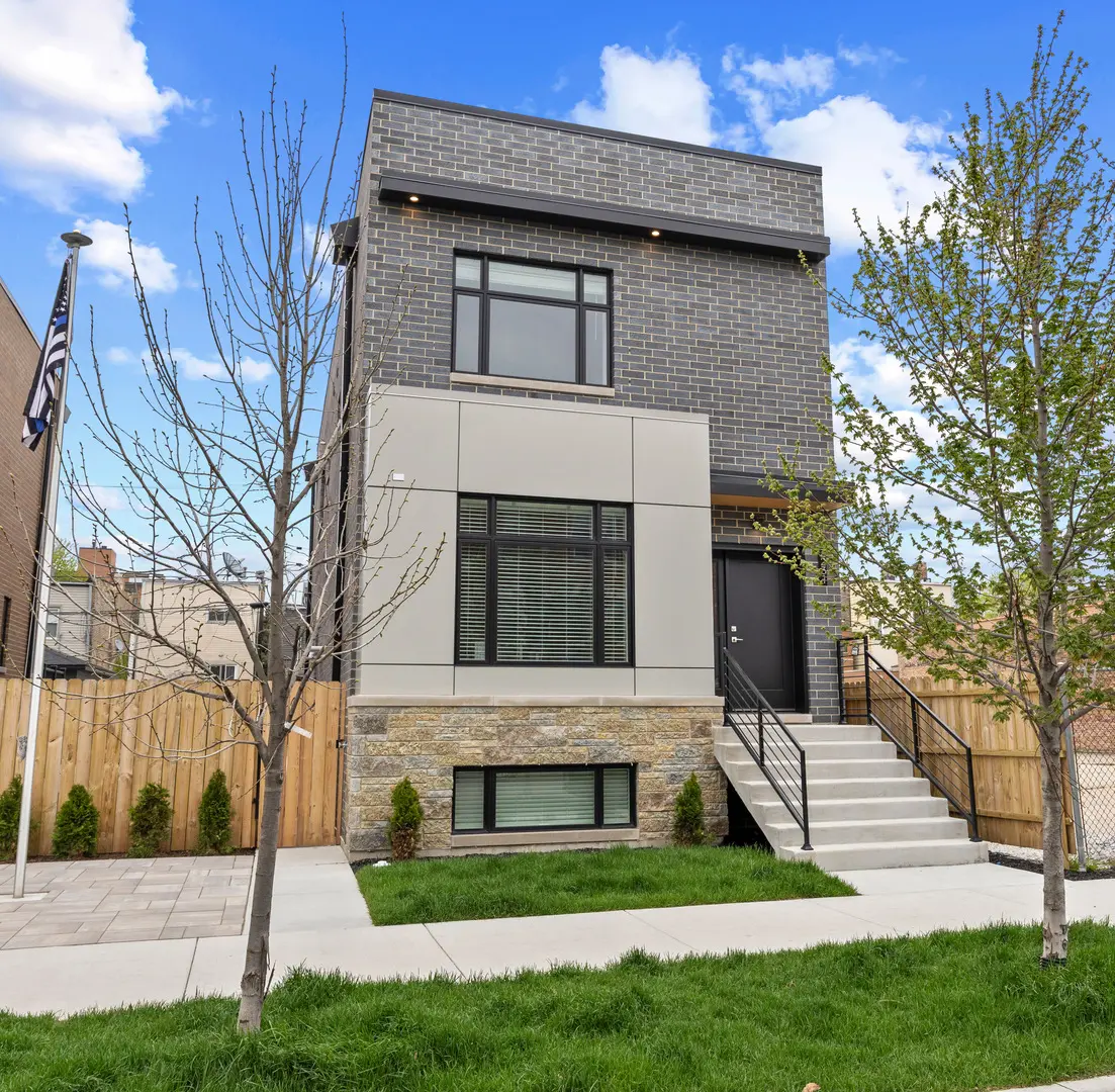 3221 S Shields AVE, Chicago, IL 60616