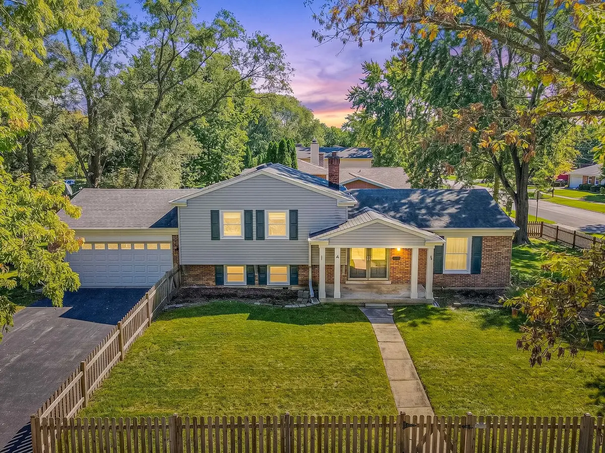 4 Tamarack AVE, Naperville, IL 60540