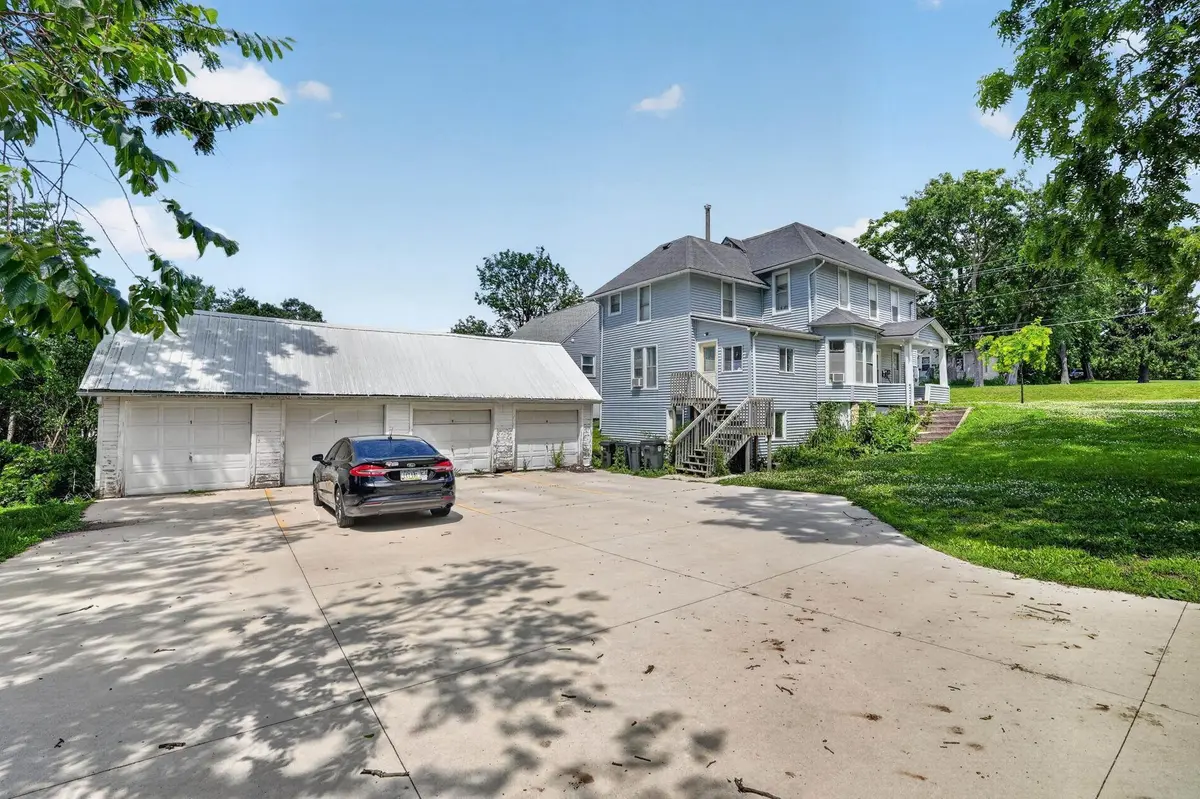706 W 12th ST, Cedar Falls, IA 50613
