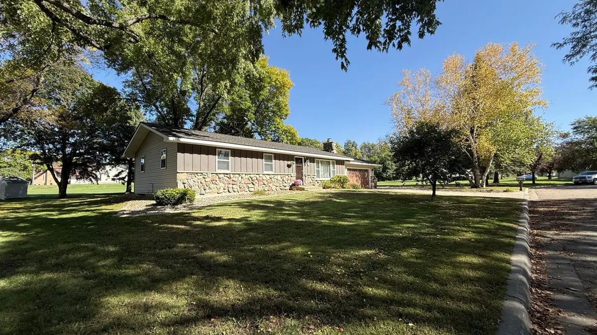 112 Orchard CIR, Montevideo, MN 56265