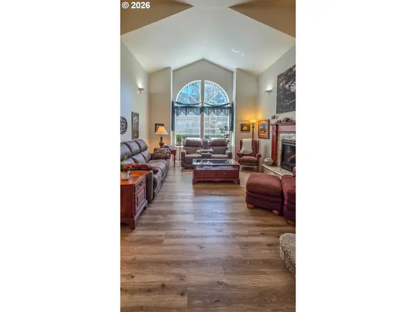 2233 LINNELL AVE, Roseburg, OR 97471