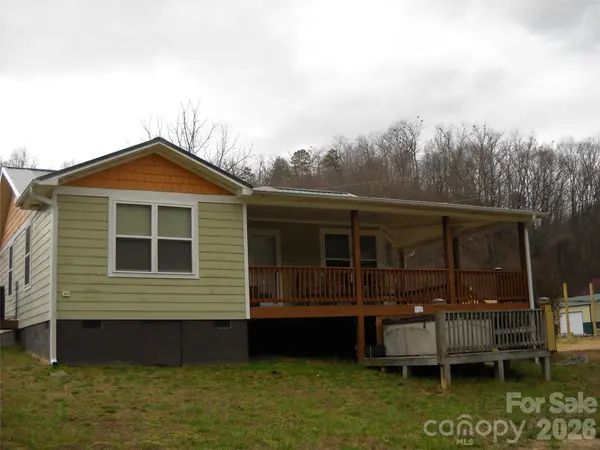992 Hornet DR, Whittier, NC 28789