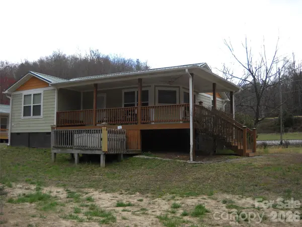 992 Hornet DR, Whittier, NC 28789