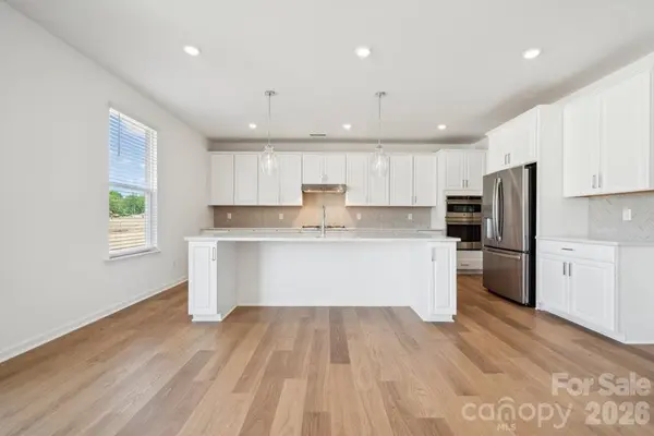 18222 Torchbearer LN, Charlotte, NC 28278