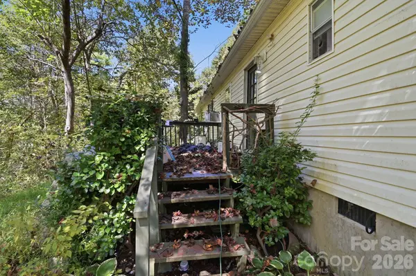 255 Dusty LN, Marshall, NC 28753