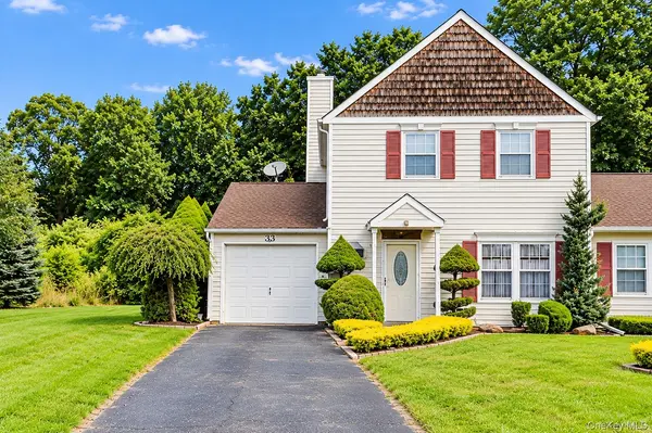 14 Badger TRL, Coram, NY 11727