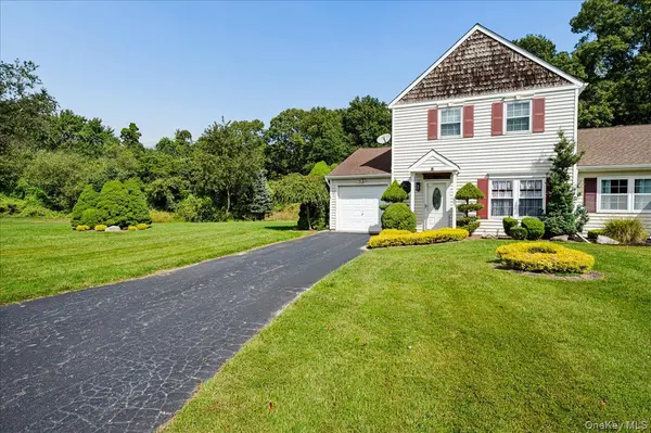 14 Badger TRL, Coram, NY 11727