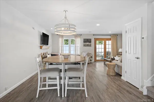 14 Badger TRL, Coram, NY 11727