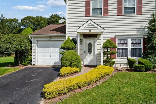 14 Badger TRL, Coram, NY 11727