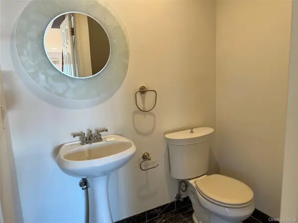 59 Sintsink DR #B, Port Washington, NY 11050