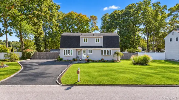 14 Hollingwood DR, Coram, NY 11727