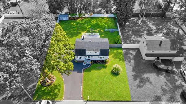 14 Hollingwood DR, Coram, NY 11727