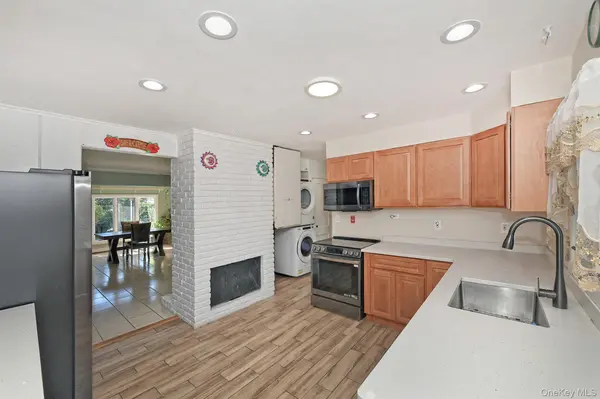 105 Bucket LN, Levittown, NY 11756
