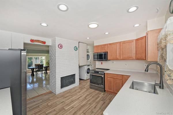 105 Bucket LN, Levittown, NY 11756