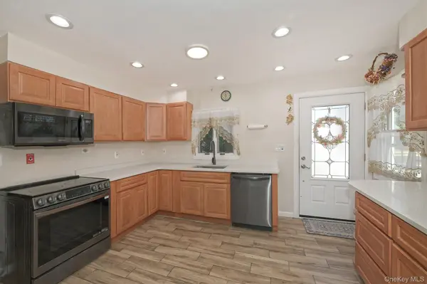 105 Bucket LN, Levittown, NY 11756