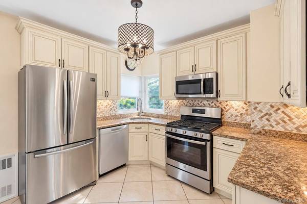 15 Harding AVE, Hicksville, NY 11801