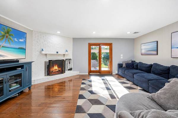 4 Hunting Hill RD, Woodbury, NY 11797