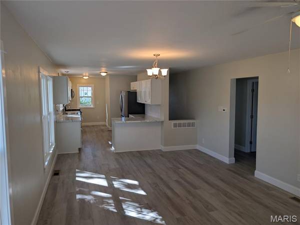 516 Leslie AVE, Wood River, IL 62095