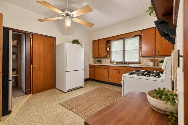 633 Locust PL, Clinton, IA 52732