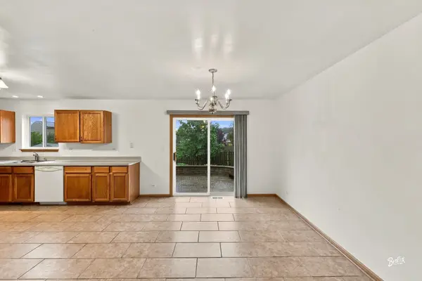 219 Meadowvale LN, Poplar Grove, IL 61065
