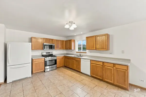 219 Meadowvale LN, Poplar Grove, IL 61065