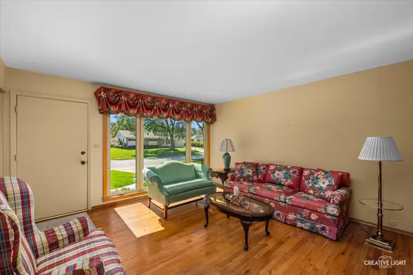 160 Forest Park LN, Hoffman Estates, IL 60169