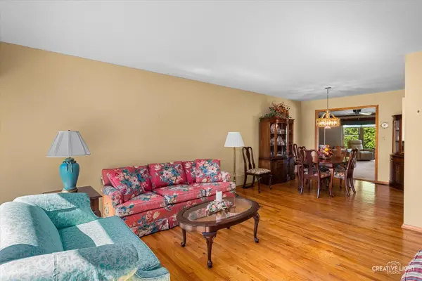 160 Forest Park LN, Hoffman Estates, IL 60169
