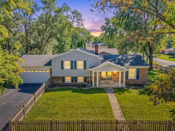 4 Tamarack AVE, Naperville, IL 60540
