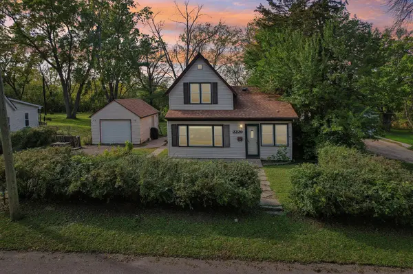 2229 Oak Hill PL, North Saint Paul, MN 55109