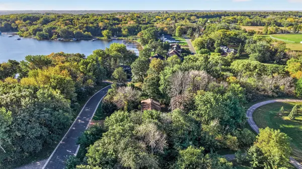 9270 Kiowa TRL, Chanhassen, MN 55317