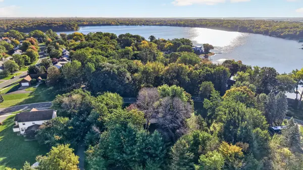 9270 Kiowa TRL, Chanhassen, MN 55317