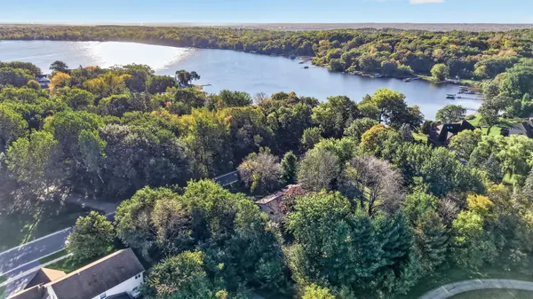 9270 Kiowa TRL, Chanhassen, MN 55317