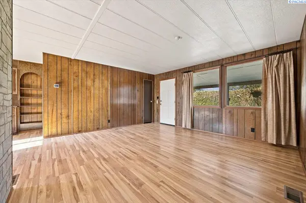 134 Ringhoff Road, Burbank, WA 99323
