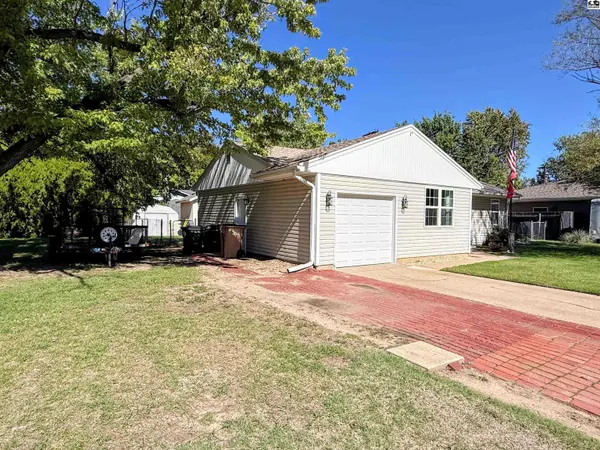 2 Wheatland Dr, Hutchinson, KS 67502