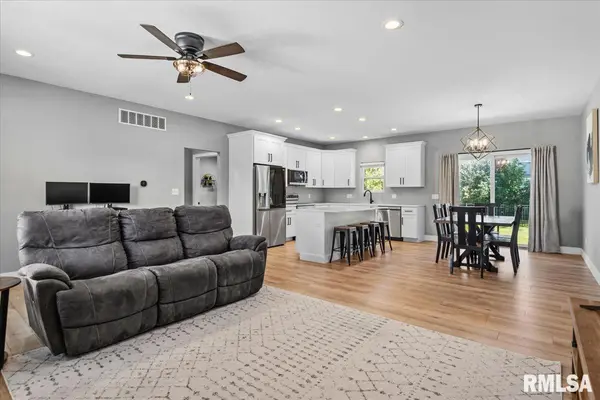 516 BAYBERRY LN, Athens, IL 62613