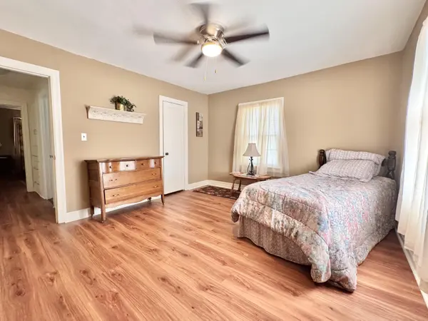 1016 E Cherokee ST, Springfield, MO 65807