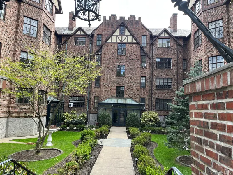 38-30 Douglaston Pkwy #3C, Douglaston, NY 11363
