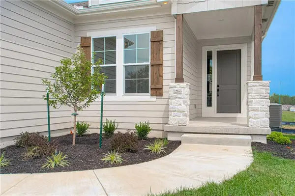 1148 SW Whitby DR, Lee's Summit, MO 64083