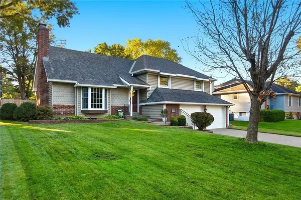 13929 S Summertree LN, Olathe, KS 66062