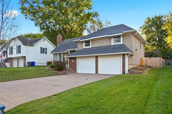 13929 S Summertree LN, Olathe, KS 66062