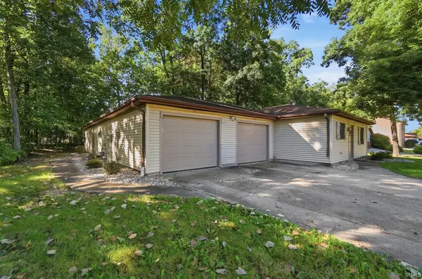 2105-2107 Versailles Village PL, Fort Wayne, IN 46808