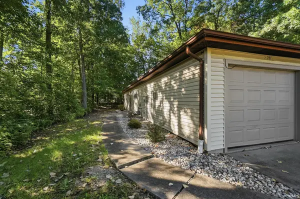 2105-2107 Versailles Village PL, Fort Wayne, IN 46808