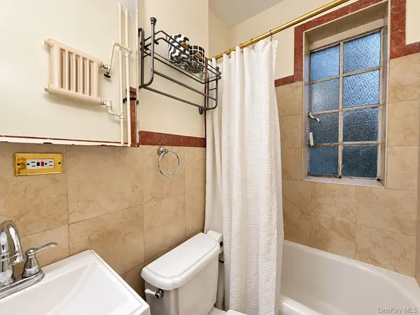 38-30 Douglaston Pkwy #3C, Douglaston, NY 11363
