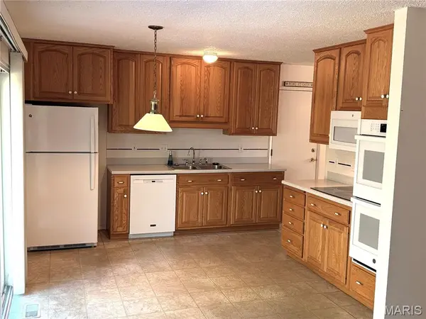 828 Country Heights CT, Manchester, MO 63021