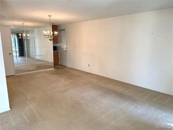 828 Country Heights CT, Manchester, MO 63021