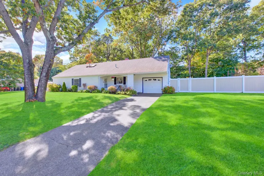 14 Campus LN, Ronkonkoma, NY 11779